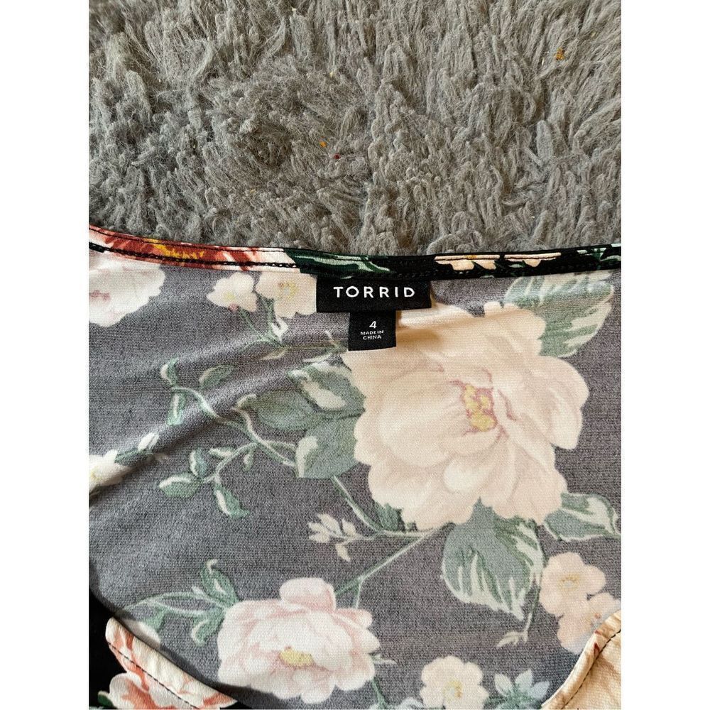 Torrid women’s floral and lace detail‎ dress size 4 - Picture 5 of 6